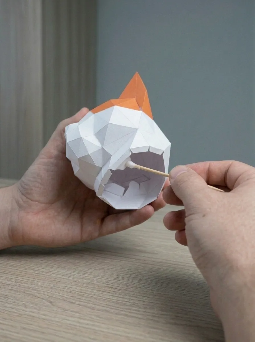Pessoa montando papercraft